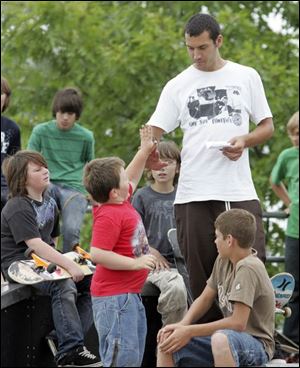 Slug:  NBRN skaters03p    Date: 06/25/2008         The Blade/Andy Morrison       Location: Monroe      Caption:  Professional skateboarder Steve Nesser gets a high five from Phillip Barronton, 8, Monroe, during a skating demonstration and instructional clinic at the Monroe Sports Complex, Wednesday, 06/25/2008. Barronton gave Nesser a note proclaiming him the greatest skateboarder.      Summary: