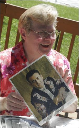 Sharon Chinni with photo of country singer Wynn Stewart.

