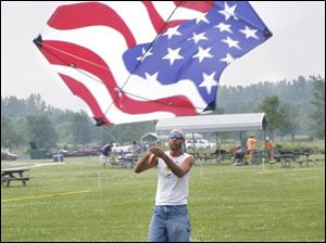 nbrekites24p  7/19/2008  blade photo by herral long   Dan Salsbury  of  Rga mich    with flag kite    maumee bay kite flyers meeting at maumee bay state park