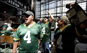 Shane Keddell, center, of Appleton, Wis., raises his arm and starts a 