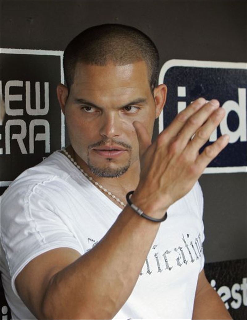 Pudge sent to Yankees; Tigers get Farnsworth to bolster bullpen