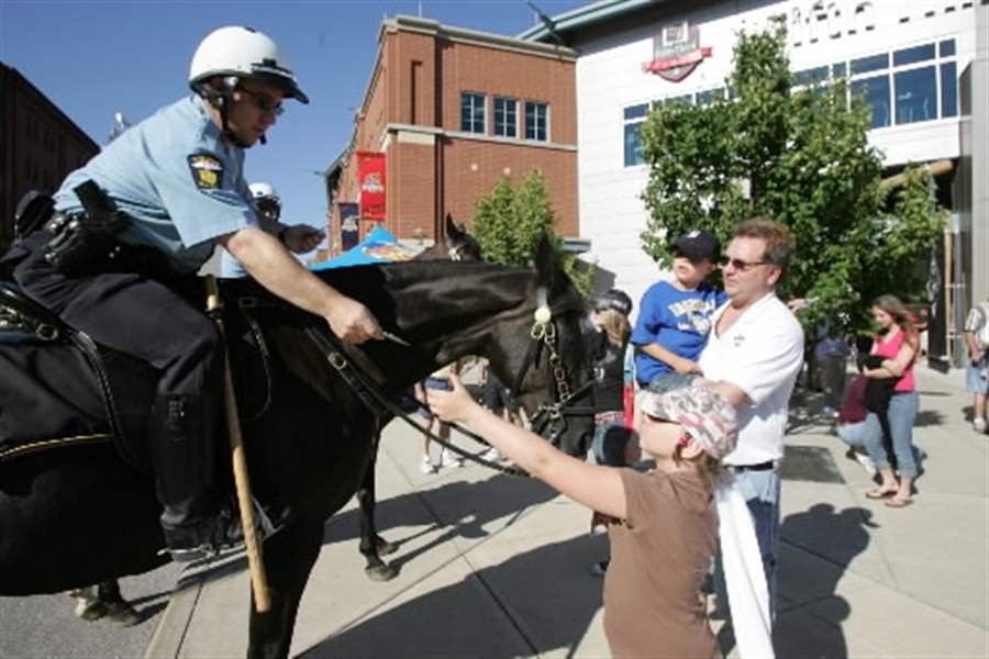 Toledo-police-patrol-city-streets-on-specially-trained-horses-3