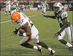Cleveland s Braylon Edwards grabs a two-yard TD pass from Derek Anderson in front of Jets defender Darrelle Revis. 
