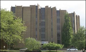 The oddly shaped downtown structure that has housed the United Way and and its forerunners and numerous nonprofit agencies since the 1960s will be torn down. (THE BLADE)
<br>
<img src=http://www.toledoblade.com/assets/gif/TO17150419.GIF> <b><font color=red>VIEW</b></font color=red>: <a href=