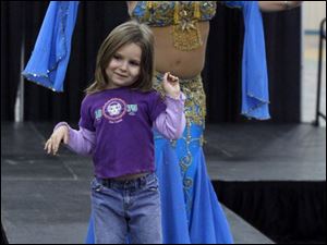 Slug: NBRW expo09p B                            The Blade/Jeremy Wadsworth  Date: 10/04/08  Caption: Chloe Munoz, 4, of Sylvania learns the finer point of belly dancing from Aegela during the Women's Expo Saturday, 10/04/08, at Tam-O-Shanter in Sylvania, Ohio.