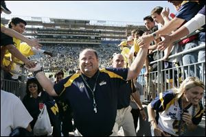 University of Toledo coach Tom Amstutz is congratulated by fans as he leaves the field at Michigan Stadium following the Rockets' stunning 13-10 victory.
<BR>
<img src=http://www.toledoblade.com/graphics/icons/photo.gif> <font color=red><b>VIEW</font color=red></b>: <a href=