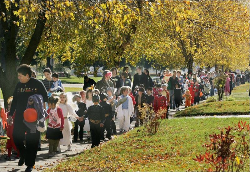HARVARD STUDENTS CELEBRATE HALLOWEEN Toledo Blade