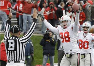 Tight end Rory Nicol caught this touchdown pass against Northwestern as Ohio State kept its Big Ten title chances alive.