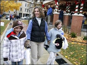 nbrn homeless13p 11/9/2008  blade photo by herral long   Madelin Zorn  9  Tessa Zorn 11  of LaSalle with aunt Stephanie   Kaspserzak  who is in charge of the walk start  off.    walkers in the homeless awareness week walk set off in the wet, cold and dark  treck around  Monroe