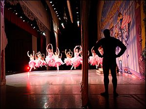 Jay Goodlett, at right, waits offstage as dancers perform. 
<BR>

<img src=http://www.toledoblade.com/graphics/icons/photo.gif> <font color=red><b>VIEW</font color=red></b>: <a href=" /apps/pbcs.dll/gallery?Avis=TO&Dato=20081130&Kategori=ART10&Lopenr=113009998&Ref=PH" target="_blank "><b>Behind the scenes of 'Nutcracker' </b></a> photos