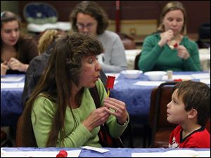 Slug: NBRN crafts04p A                                       The Blade/Jeremy Wadsworth  Date: 11/24/08  Caption: Marylinn Linenkugel of Petersburg, Mich., helps her son Brendan, 5, make a Christmas ornament Monday, 11/24/08, at the Summerfield-Petersburg Library in Petersburg, Mich.