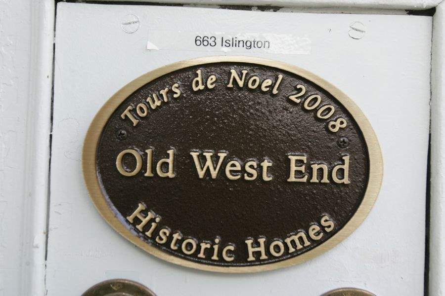 Welcome-home-Old-West-End-opens-doors-during-its-annual-Tours-de-Noel-2