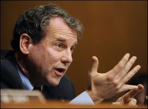 Sen. Sherrod Brown says Congress should pass legislation giving aid to the auto industry. He is joined by Sen. George Voinovich and Rep. Marcy Kaptur in supporting the assistance.