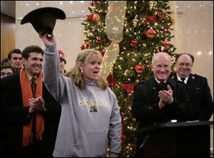 Slug:   CTY tree06p    Date: 12/04/2008        The Blade/Andy Morrison       Location: Toledo     Caption:  Jackie Frisch raises a hat full of money raised during the short press confence she, Mayor Carty Finkbeiner and others held announcing the kick-off of 