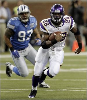 The Vikings  Adrian Peterson fi nds room to run against the Lions in the fi rst quarter. The Minnesota
running back fi nished with 102 yards on 23 carries. He added 15 receiving yards.