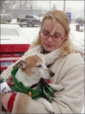 nbrn dogs11p  The Blade/Luke Black 12/06/2008  Tonya Werden with Peaches at the Holiday Hounds on Parade is among the events at this weekend's  Christmas in Ida Festival.  It begins at 2:15 p.m.  Starts Ida East Road at the Methodist church, walks south on Lewis Avenue, and disband at Ida Street.