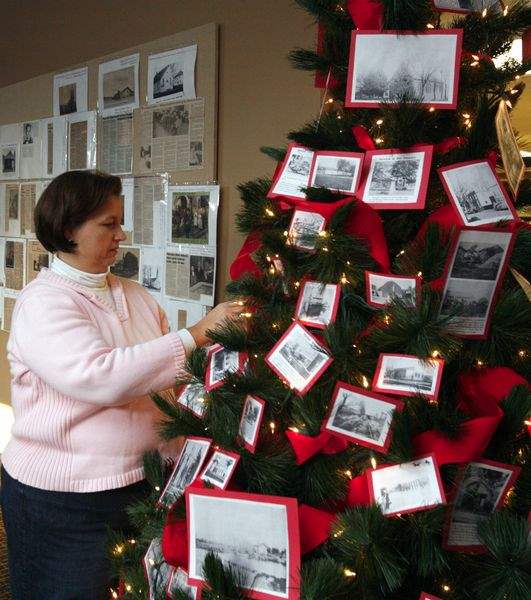 Redone-Summerfield-Petersburg-library-preps-for-holidays-2