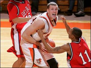 Bowling Green's Erik Marschall eyes the basket and weighs his chances of getting past Detroit's Woody Payne (11).