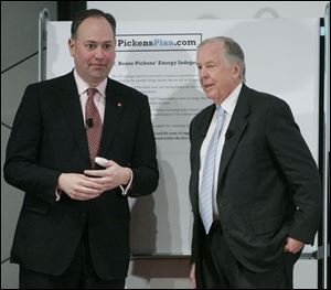 Mike Thaman, chairman and CEO of Owens Corning, left, stands with T. Boone Pickens after signing Mr. Pickens' energy plan during a visit Monday to Owens Corning Headquarters.