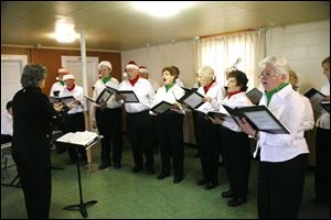 nbrw burkey18p 12/11/08   The Blade/Herral Long  Elaine Keller of   Waterville directs   syvania choie    The sylvania seniors sing for the Berkey seniors at the  at Richfield  Town hall