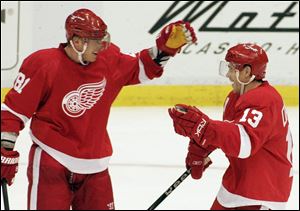 Detroit s Marian Hossa, left, congratulates Pavel Datsyuk after his second goal of the game in the second period last night.
