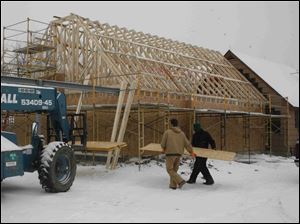 biz build28p 12/23/08   The Blade/Herral Long  stand alone construction art  of Co-op toledo credit union  2422 S. Holland Sylvania rd            Jim Buyakie