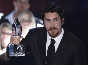 Christian Bale paid tribute to  The Dark Knight  co-star Heath Ledger at the People s Choice Awards.