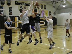 Pettisville s boys team has jumped out to an 8-0 start. The Blackbirds have plenty of experienced players with, from left, Jordan Lemley, Zane Miller, Quinn Nofziger, JordanKlopfenstein and Michael Deffely.Pettisville has won 15 BBC titles including the last six in row. 