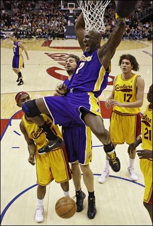 Lakers forward Lamar Odom (7) throws down an emphatic dunk against the Cavaliers. Cleveland had its 23-game home winning streak snapped yesterday in a 101-91 loss.