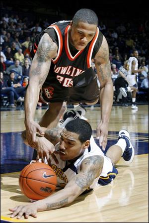 Bowling Green s Nate Miller, top, and Toledo s Jonathan Amos scramble for a loose ball during the second half at Savage Arena.