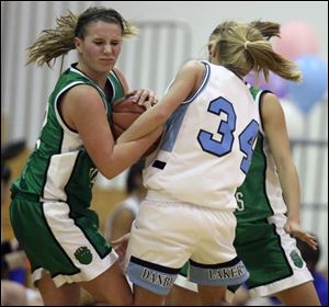 Tessa Deckebach of Ottawa Hills, left, battles Tori England of Danbury. The Green  Bears are 15-4, 11-1 in the TAAC.
<br>
<img src=http://www.toledoblade.com/graphics/icons/photo.gif> <font color=red><b>PHOTO GALLERY</b></font>: <a href=