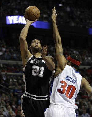 San Antonio s Tim Duncan shoots over Detroit s Rasheed Wallace. Duncan had 18 points and 18 rebounds. 