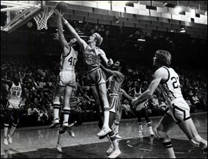 BGSU's Ron Hammye reaches over Toledo's Mike Larsen for a rebound in 1976. Hammye, a 1974 Genoa gradute, left BGSU
as the 11th all-time scorer and the fourth all-time rebounder.