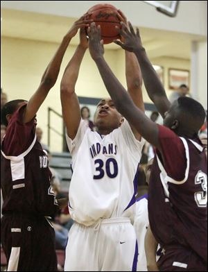 Scott s Jo Von McClellan, left, and Sheron Allen defend against Waite s Darius Glover, who finished with 28 points.