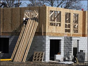Slug: BIZ build08p A          The Blade/Jeremy Wadsworth  Date: 03/04/09  Caption: Workers build townhouses on Dorr Street Wednesday, 03/04/09, in Toledo, Ohio. A couple of contact numbers 419-243-8073 or 810-241-1488.