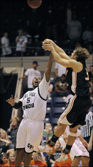 Findlay s Tyler Evans shoots the game-winning shot in overtime Saturday against Cal Poly Pomona s Dahir Nassir.