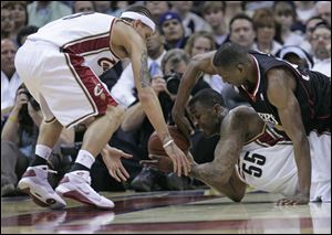 Cavaliers Lorenzen Wright (55) and Delonte West, left, fight for the basketball.