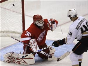 The Ducks' Rob Niedermayer screens Red Wings goalie Chris Osgood on the winning goal.