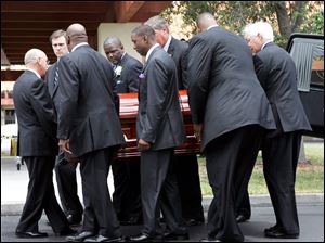 Rick Carlisle, second from left, Joe Dumars, fourth from left, and Isiah Thomas, fifth from left, carry Chuck Daly s casket at St. Jude Catholic Church in Tequesta, Fla., yesterday morning.