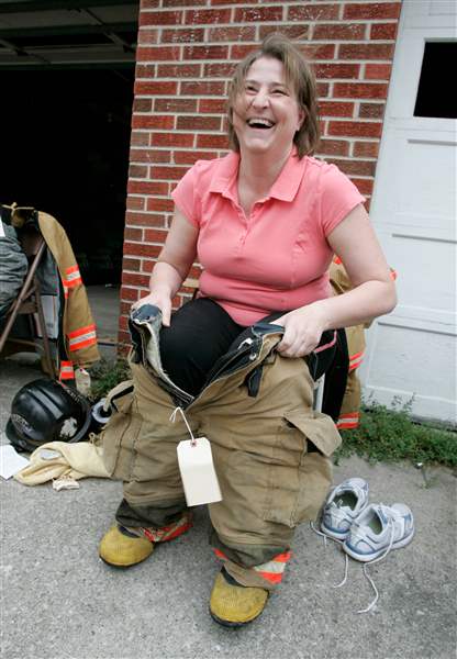 Sylvania-politicians-feel-the-heat-in-firefighter-training-class-2