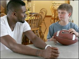 SPT washington07p  07/06/2009     The Blade/Lori King  Tennessee Titan pro football player and Scott High School grad Nate Washington visits cancer patient Jarred Wise, 11, from Whitehouse, OH at the Ronald McDonald House in Toledo, OH. Jarred wanted to meet Nate, so his mom brought him to the house, where Nate gave him a football and told Jarred, "Right now, you're like the Michael Jordan of cancer."  S3 s3nate 7.63"x6.28" color