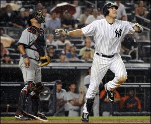 New York s Mark Teixeira
watches his go-ahead home
run in the seventh inning.