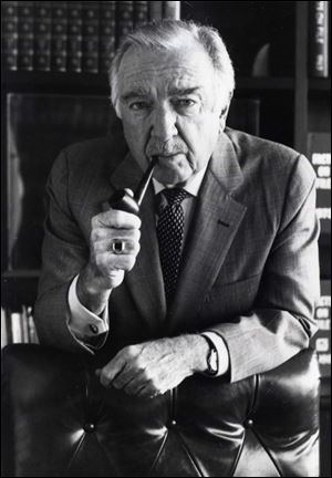 This undated picture shows Walter Cronkite in Tempe, Ariz.
<BR>
<img src=http://www.toledoblade.com/graphics/icons/photo.gif> <font color=red><b>VIEW</font color=red></b>: <a href=