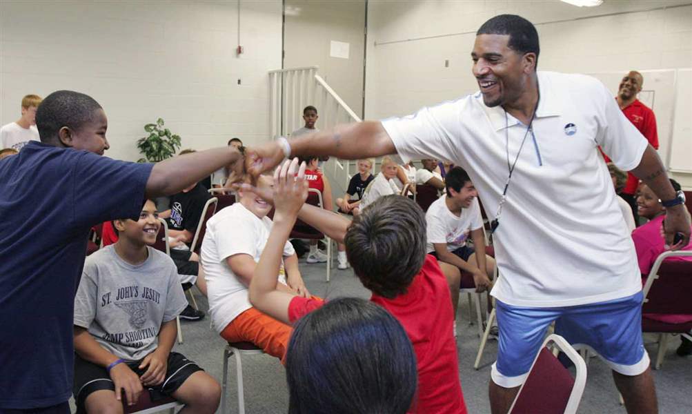 Laughter-and-learning-with-Jimmy-Jackson-at-basketball-camp