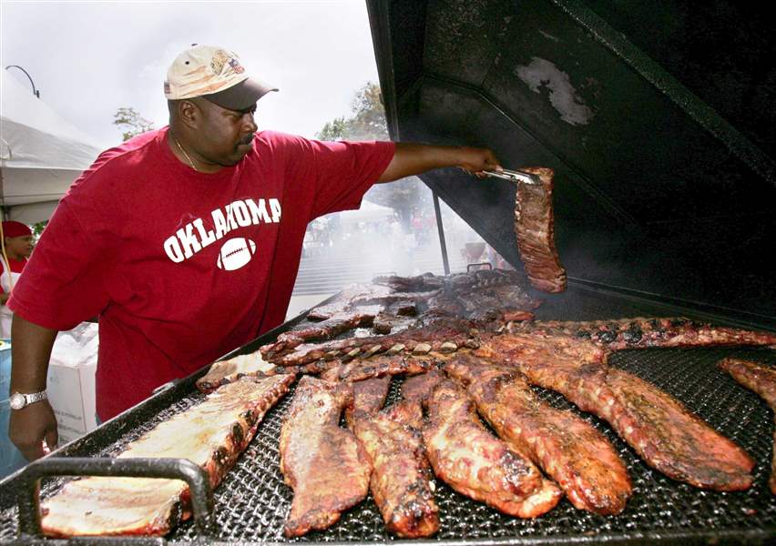 Smoke-on-the-Water-attendees-pig-out-to-help-Toledo-Red-Cross