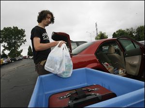 CTY utmove23p   Dillon Endres (cq), 19, of Dover, Ohio moving his gear into Academic House at the University of Toledo in Toledo, Ohio on August 23, 2009.  Students move into their dorms at the University of Toledo in Toledo, Ohio on August 23, 2009. Part of Wild Art photo package. Can go anytime on Sunday. Please get photos of students moving into the dorms at UT for the new school year that starts on Monday. Will package with similar shots at BGSU.  The Blade/Jetta Fraser
