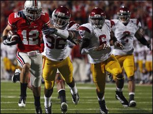 Ohio State's Dane Sanzenbacher eludes Southern California defender Josh Pinkard (36) in the first quarter.