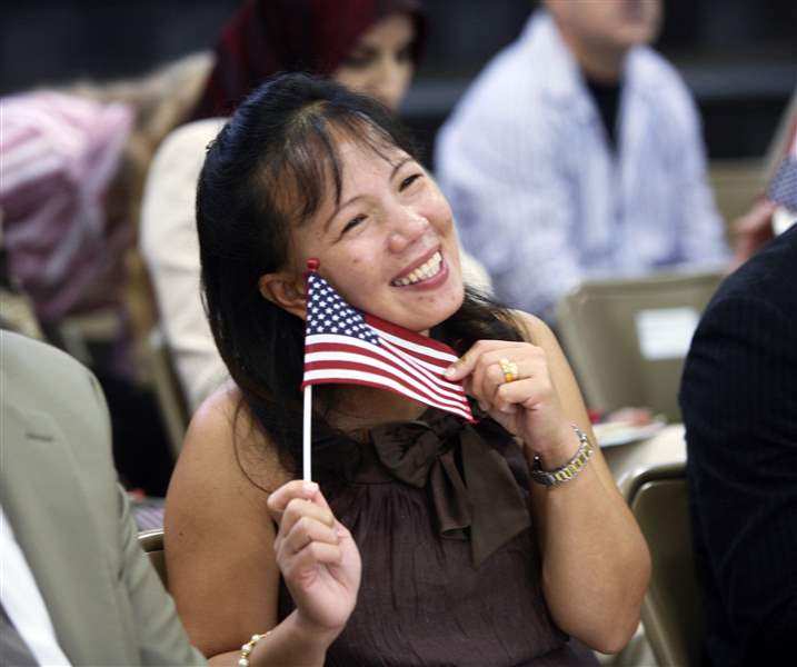 Junior-high-students-greet-newly-naturalized-citizens