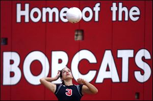 Bowling Green senior Jordan Garza serves the ball. The Bobcats are 15-4 overall, 12-0 in the NLL.
