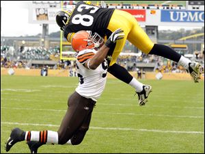 Steelers tight end Heath Miller pulls down a touchdown pass from Ben Roethlisberger over the Browns' David Bowens in the second quarter. Roethlisberger threw for 417 yards.